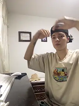 Snapshot of Gadiel_Sex chatting on 09-30-25, 12:43 Gadiel Sex online show from 09-30-25, 12:43