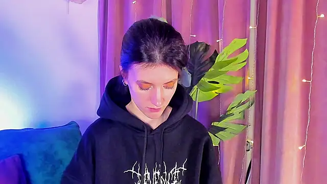 Snapshot of roxy_riot_ chatting on 02-15-25, 04:25 roxy riot online show from 02-15-25, 04:25