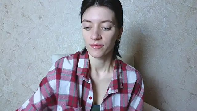 Snapshot of roxy_riot_ chatting on 03-18-25, 01:32 roxy riot online show from 03-18-25, 01:32