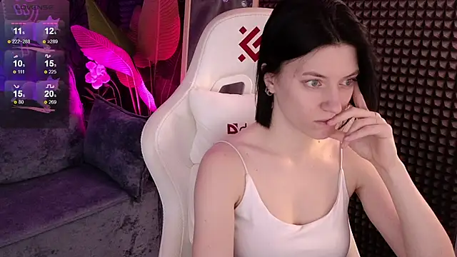 Snapshot of roxy_riot_ chatting on 09-29-25, 01:33 roxy riot online show from 09-29-25, 01:33