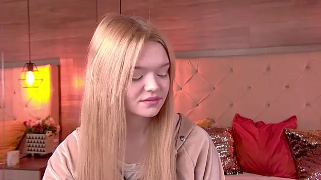 Snapshot of AdeleCartier chatting on 02-10-25, 01:57 AdeleCartier online show from 02-10-25, 01:57