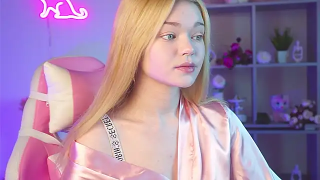 Snapshot of AdeleCartier chatting on 03-23-25, 12:58 AdeleCartier online show from 03-23-25, 12:58