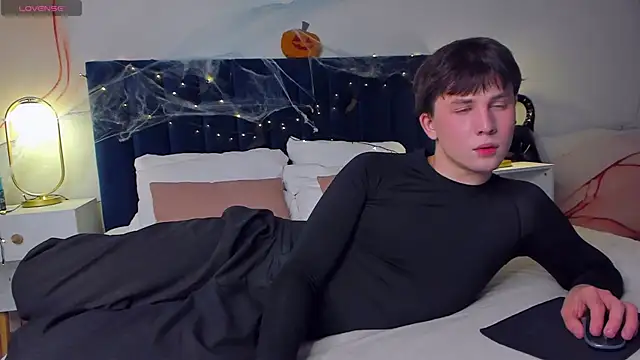 AdrianoAubert online show from 10-30-25, 05:09