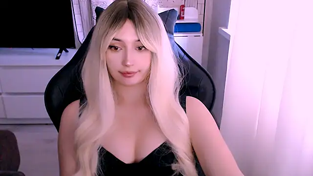 Snapshot of beauty_blonde chatting on 10-17-25, 03:10 beauty blonde online show from 10-17-25, 03:10