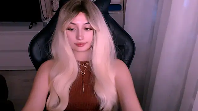 Snapshot of beauty_blonde chatting on 10-22-25, 01:06 beauty blonde online show from 10-22-25, 01:06