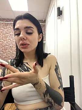 Snapshot of MaeveMoon chatting on 10-30-25, 04:14 MaeveMoon online show from 10-30-25, 04:14