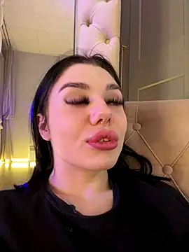 Snapshot of MaeveMoon chatting on 11-13-25, 06:18 MaeveMoon online show from 11-13-25, 06:18