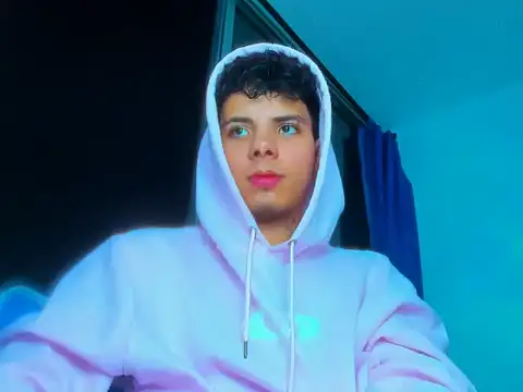 Snapshot of Alessandro_1610 chatting on 10-25-25, 05:15 Alessandro 1610 online show from 10-25-25, 05:15