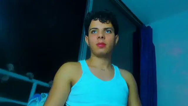 Snapshot of Alessandro_1610 chatting on 10-31-25, 04:13 Alessandro 1610 online show from 10-31-25, 04:13