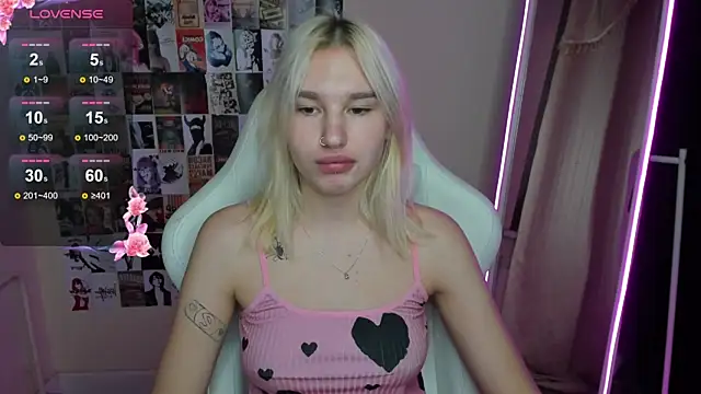 EvelinaLuu online show from 11-18-25, 01:22