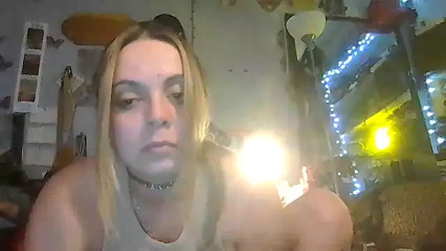 Snapshot of ShysluutGia chatting on 02-05-26, 10:53 ShysluutGia online show from 02-05-26, 10:53