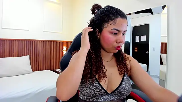 MELINAMARTINS online show from 02-18-25, 07:41