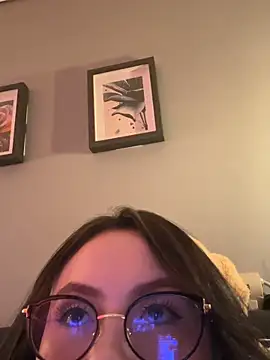 ValentinaOrtiz3 online show from 04-22-26, 10:00