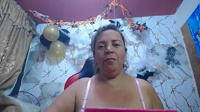 Snapshot of alina_maturehot chatting on 10-23-25, 12:32 alina maturehot online show from 10-23-25, 12:32