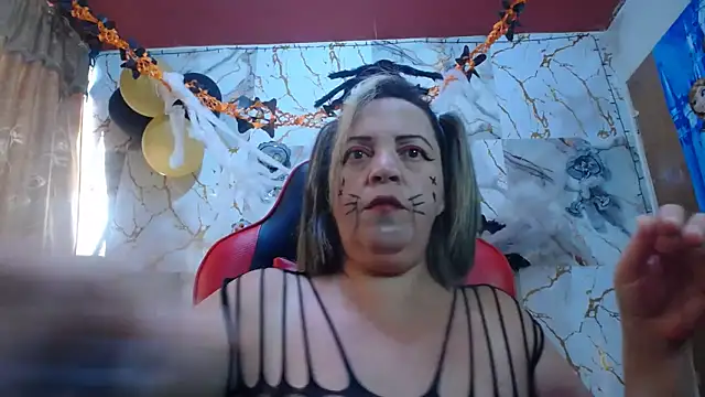 Snapshot of alina_maturehot chatting on 10-31-25, 09:16 alina maturehot online show from 10-31-25, 09:16