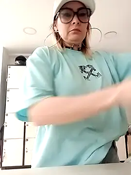 Snapshot of CandieGilson__ chatting on 10-13-25, 12:38 CandieGilson online show from 10-13-25, 12:38