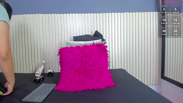 Aida-nicolle online show from 10-28-25, 10:08