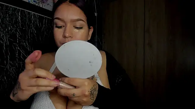 Snapshot of Bellota_Girl chatting on 10-18-25, 12:02 Bellota Girl online show from 10-18-25, 12:02