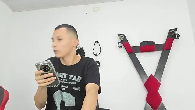 Snapshot of Isak_Millan chatting on 11-06-25, 03:13 Isak Millan online show from 11-06-25, 03:13