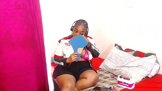 Snapshot of CurvyCutiexx94 chatting on 10-24-25, 09:28 CurvyCutiexx94 online show from 10-24-25, 09:28