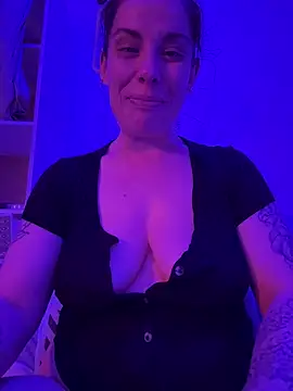 Snapshot of Lar0uch chatting on 02-24-25, 05:20 Lar0uch online show from 02-24-25, 05:20