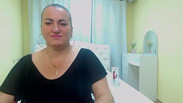 Snapshot of DianaMGG chatting on 05-28-26, 05:27 DianaMGG online show from 05-28-26, 05:27