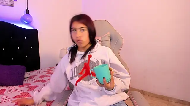 Snapshot of Melany__dreams chatting on 02-26-25, 04:56 Melany dreams online show from 02-26-25, 04:56