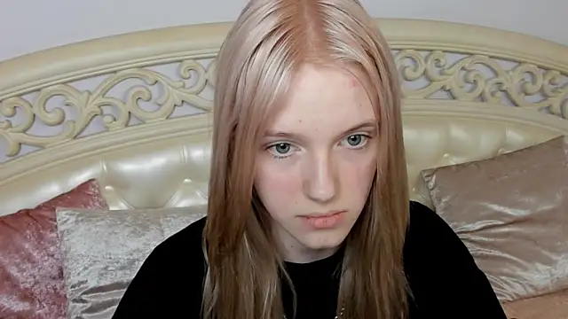 Snapshot of EdlaHewell chatting on 02-14-25, 08:42 EdlaHewell online show from 02-14-25, 08:42