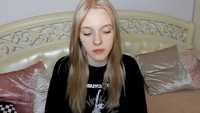 Snapshot of EdlaHewell chatting on 02-14-25, 11:42 EdlaHewell online show from 02-14-25, 11:42