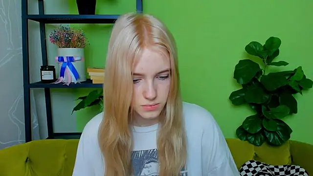 Snapshot of EdlaHewell chatting on 02-17-25, 08:30 EdlaHewell online show from 02-17-25, 08:30