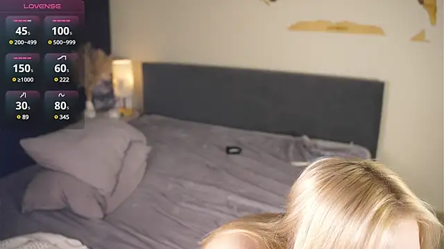 Snapshot of EdlaHewell chatting on 03-06-25, 05:00 EdlaHewell online show from 03-06-25, 05:00