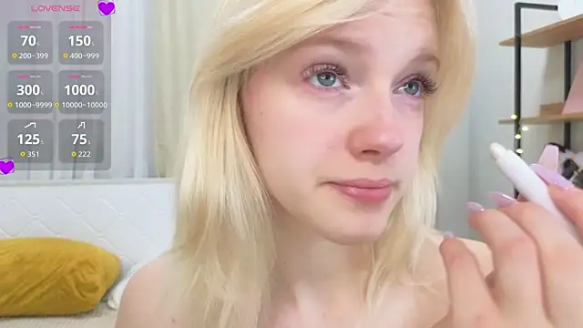 Snapshot of EdlaHewell chatting on 10-14-25, 11:27 EdlaHewell online show from 10-14-25, 11:27