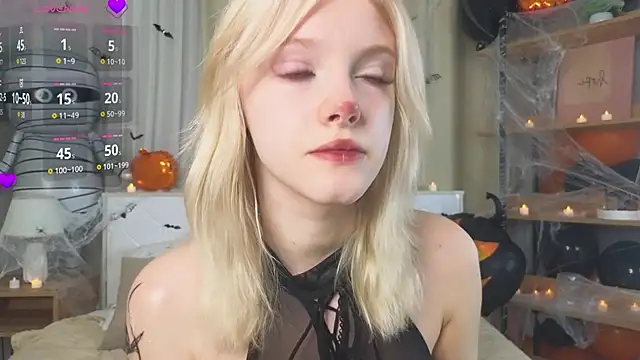 Snapshot of EdlaHewell chatting on 10-31-25, 01:28 EdlaHewell online show from 10-31-25, 01:28