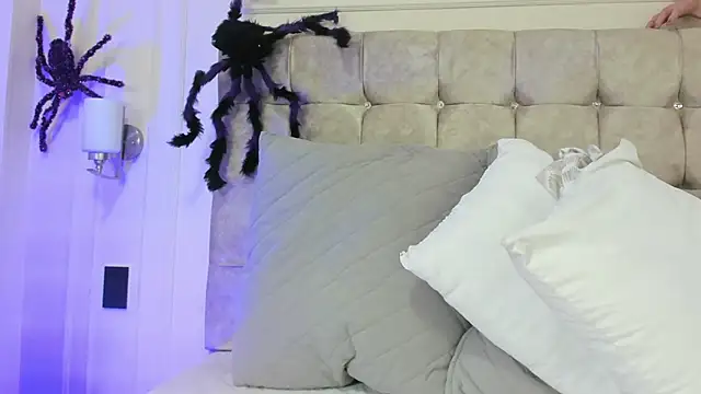 Snapshot of JasmineRoss_1 chatting on 10-22-25, 07:02 JasmineRoss 1 online show from 10-22-25, 07:02