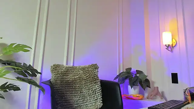 Snapshot of JasmineRoss_1 chatting on 10-24-25, 06:04 JasmineRoss 1 online show from 10-24-25, 06:04