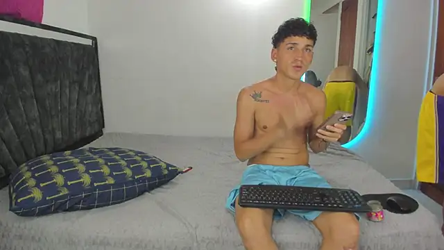 Snapshot of tonypaul13 chatting on 05-18-26, 12:40 tonypaul13 online show from 05-18-26, 12:40