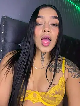 Snapshot of Emily_sharlot chatting on 06-17-26, 01:19 Emily sharlot online show from 06-17-26, 01:19