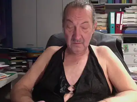 Snapshot of HMStraps01 chatting on 02-12-25, 03:27 HMStraps01 online show from 02-12-25, 03:27