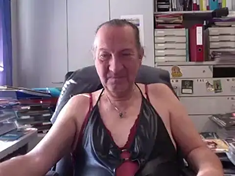 Snapshot of HMStraps01 chatting on 10-03-25, 09:50 HMStraps01 online show from 10-03-25, 09:50