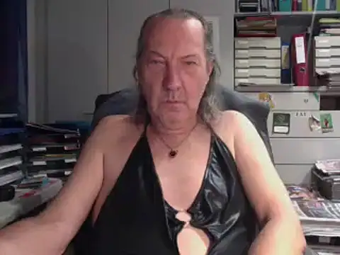 Snapshot of HMStraps01 chatting on 11-05-25, 06:08 HMStraps01 online show from 11-05-25, 06:08