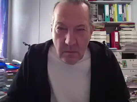 Snapshot of HMStraps01 chatting on 11-19-25, 08:14 HMStraps01 online show from 11-19-25, 08:14