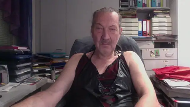 Snapshot of HMStraps01 chatting on 12-18-25, 05:41 HMStraps01 online show from 12-18-25, 05:41