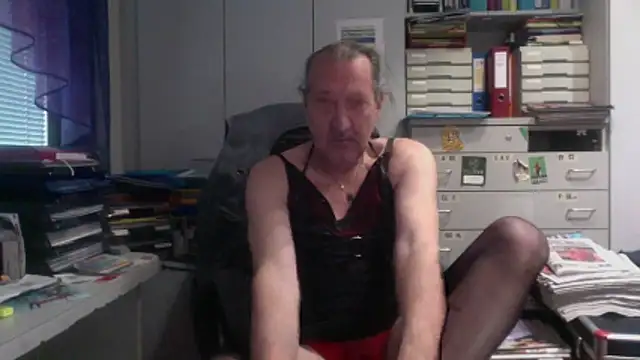 Snapshot of HMStraps01 chatting on 12-21-25, 12:23 HMStraps01 online show from 12-21-25, 12:23