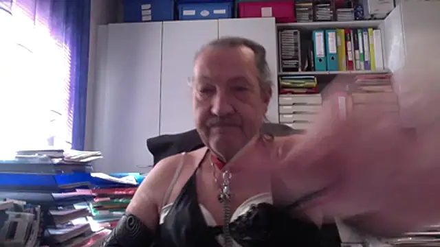 Snapshot of HMStraps01 chatting on 03-30-26, 09:54 HMStraps01 online show from 03-30-26, 09:54