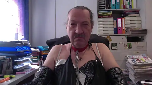 Snapshot of HMStraps01 chatting on 04-05-26, 11:18 HMStraps01 online show from 04-05-26, 11:18