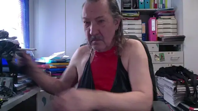 Snapshot of HMStraps01 chatting on 04-15-26, 08:32 HMStraps01 online show from 04-15-26, 08:32