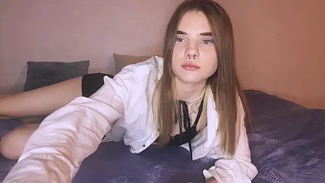 Snapshot of CarolinePepper chatting on 02-18-25, 07:19 CarolinePepper online show from 02-18-25, 07:19