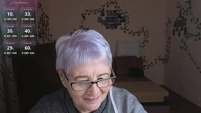 Sandra Snowflake online show from 10-26-25, 02:12