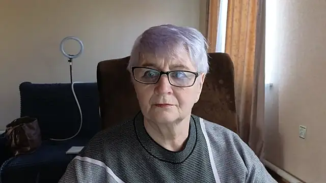 Sandra Snowflake online show from 04-28-26, 04:17