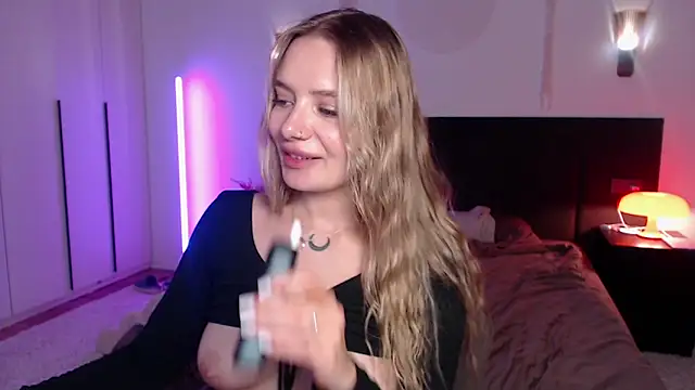 LunaticaBae online show from 02-22-25, 07:45